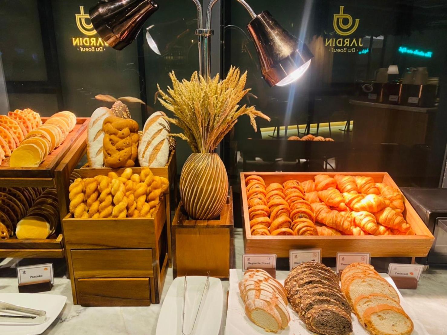 Somerset Rama 9 Банкок Екстериор снимка Bread and pastry at a buffet