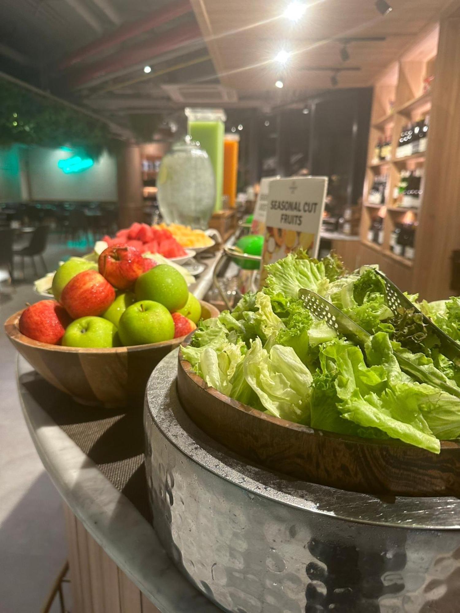 Somerset Rama 9 Банкок Екстериор снимка Fruit and salad at a buffet